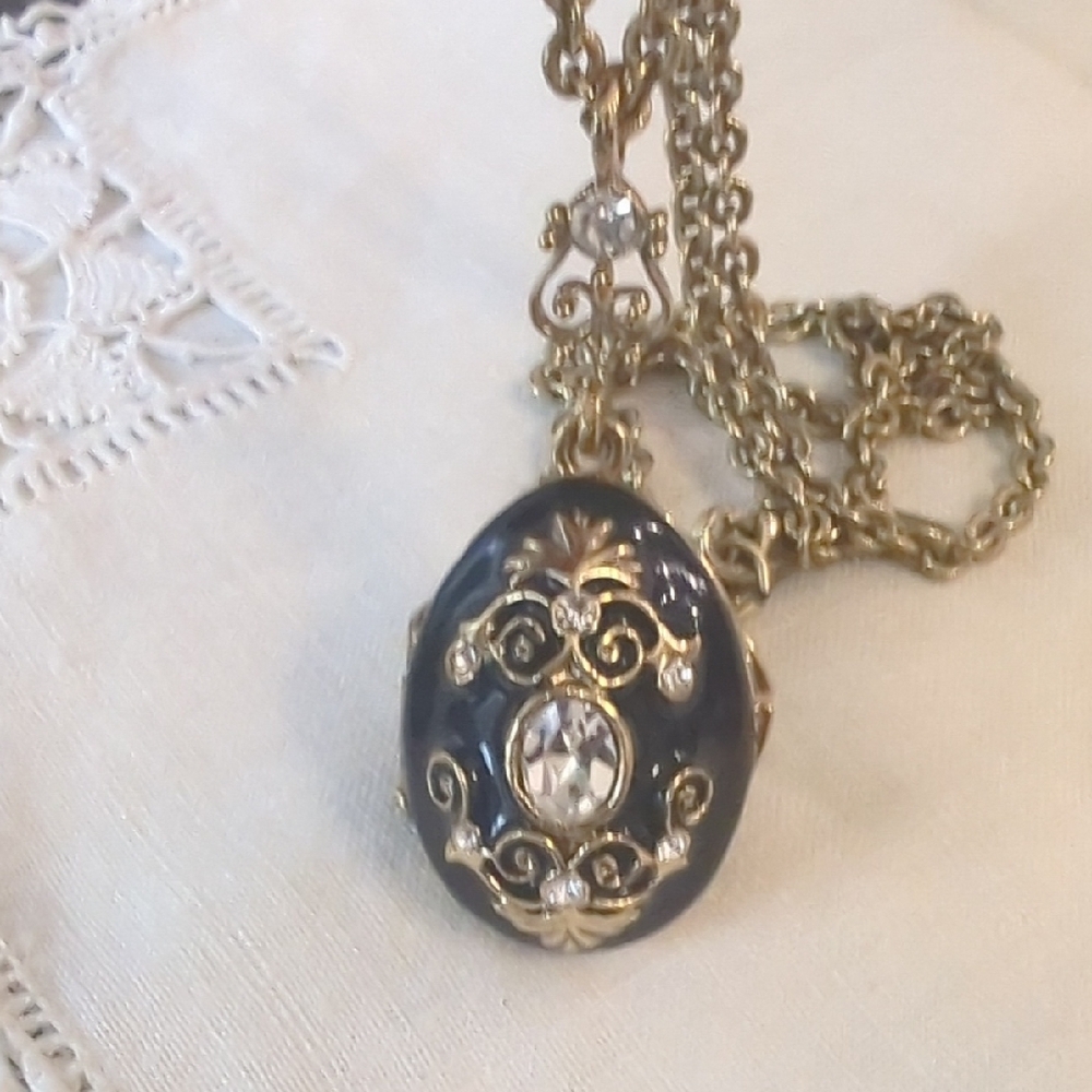 Vintage Jeweled Black Egg Locket Long Necklace Gold Tone brand"1928" - Picture 3 of 6